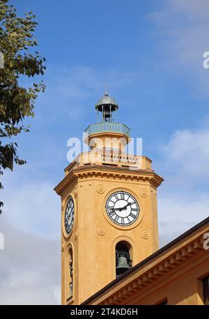 Torre dell'orologio della Chiesa di Notre Dame du Port a Nizza Foto Stock