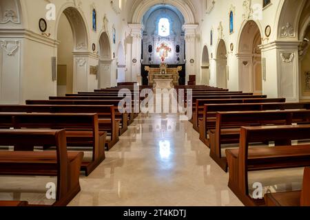 L'interno della chiesa parrocchiale di Sant'Antonio (Parrocchia Sant'Antonio) a Monopoli, Italia. Foto Stock