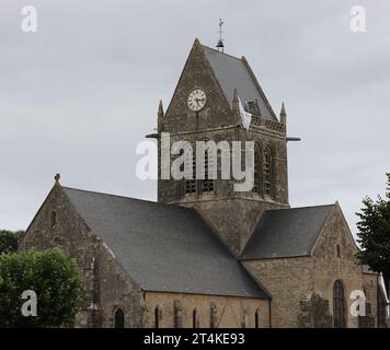 Sainte-Mere-Eglise, fra, Francia - 21 agosto 2022: Memoriale DDAY con paracadutista americano sul campanile Foto Stock