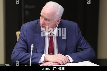 Novo-Ogaryovo, Russia. 30 ottobre 2023. Alexander Bastrykin, capo del Comitato investigativo russo, durante una riunione faccia a faccia del Consiglio di sicurezza presieduto dal presidente Vladimir Putin presso la residenza di stato presidenziale Novo-Ogaryovo, il 30 ottobre 2023 fuori Mosca, Russia. Crediti: Gavriil Grigorov/Cremlino Pool/Alamy Live News Foto Stock