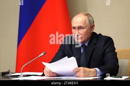 Novo-Ogaryovo, Russia. 30 ottobre 2023. Il presidente russo Vladimir Putin presiede una riunione faccia a faccia del Consiglio di sicurezza presso la residenza statale presidenziale Novo-Ogaryovo, il 30 ottobre 2023, fuori Mosca, Russia. Crediti: Gavriil Grigorov/Cremlino Pool/Alamy Live News Foto Stock