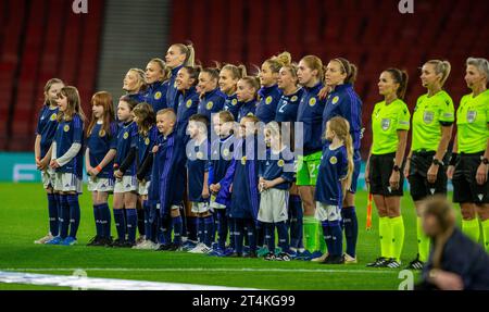 31 ottobre 2023; Hampden Park, Glasgow, Scozia: UEFA Womens Nations League, Scozia contro Paesi Bassi; giocatori scozzesi durante l'inno nazionale Foto Stock