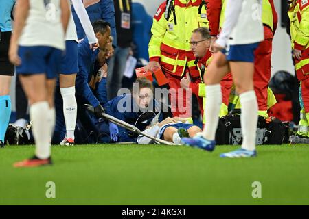 Heverlee, Belgio. 31 ottobre 2023. L'inglese Alex Greenwood si infortunò durante una partita di calcio tra la nazionale femminile belga Red Flames e l'Inghilterra, partita 4/6 nel gruppo A1 della UEFA Women's Nations League 2023-2024, martedì 31 ottobre 2023, a Heverlee. BELGA PHOTO DAVID CATRY Credit: Belga News Agency/Alamy Live News Foto Stock