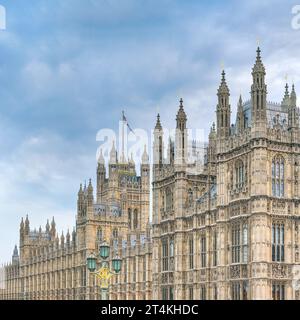 Le case del Parlamento di Londra viste dalla strada principale vicino a Cromwell Green Foto Stock