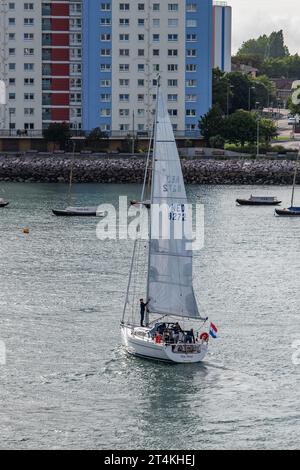 marinai olandesi su uno yacht che entra nel porto di portsmouth nel regno unito. grande yacht a vela con bandiera olandese registrata Foto Stock