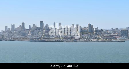 Il lungomare di Fisherman's Wharf e lo skyline di Russian Hill di San Francisco in una giornata senza nuvole, vista dall'interno della baia a nord. Foto Stock