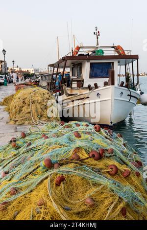 reti da pesca sul molo e tradizionali barche da pesca greche nel porto della città di zante o della città di zante in grecia Foto Stock