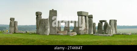 Amesbury, Inghilterra: 10 giugno 2007: I turisti vagano per il sito di Stonehenge, un monumento preistorico nel Wiltshire costituito da una serie di standin Foto Stock