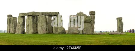 Amesbury, Inghilterra: 10 giugno 2007: Turisti che vagano per il sito di Stonehenge, un monumento preistorico nel Wiltshire costituito da una serie di stan Foto Stock