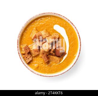 Ciotola di gustosa zuppa di panna con crostini su sfondo bianco Foto Stock