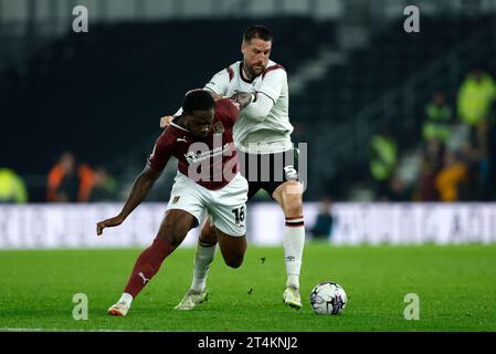 Sonny Bradley (a destra) di Derby County e Tyreece Simpson di Northampton Town si battono per il pallone durante la Sky Bet League One match a Pride Park, Derby. Data immagine: Martedì 31 ottobre 2023. Foto Stock