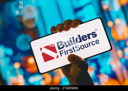 In questa immagine, il logo Builders FirstSource viene visualizzato sullo schermo di uno smartphone. Foto Stock