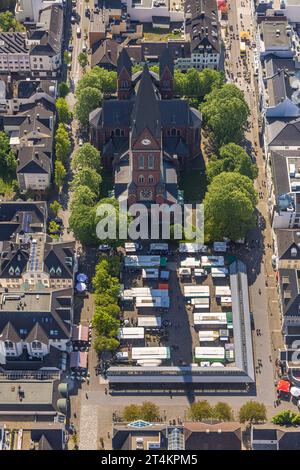 Vista aerea, cattedrale di Neheim - St. Johannes-Baptist, mercato settimanale a Neheim Market, Neheim, Arnsberg, Sauerland, Renania settentrionale-Vestfalia, Germania, Wo Foto Stock