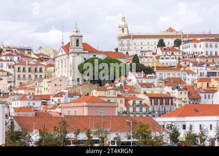 Edifici d'epoca dal lungofiume, quartiere Alfama, Lisbona, Portogallo Foto Stock