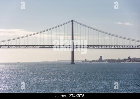 Ponte 25 de Abril (ponte sospeso) sul fiume Tago, Lisbona, Portogallo Foto Stock