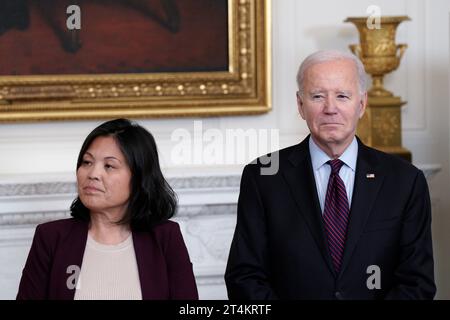 Washington, USA. 31 ottobre 2023. Il presidente DEGLI STATI UNITI Joe Biden si schiera con il Segretario del lavoro ad interim Julie su durante un evento di sicurezza pensionistica e tasse spazzatura nella sala da pranzo statale della Casa Bianca di Washington il 31 ottobre 2023. Foto di Yuri Gripas/Pool/Sipa USA credito: SIPA USA/Alamy Live News Foto Stock