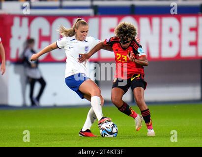 L'Inghilterra Georgia Stanway (a sinistra) e il belga Kassandra Missipo combattono per il pallone durante la partita del gruppo A1 della UEFA Women's Nations League al King Power al Den Dreef Stadium di Lovanio, Belgio. Data immagine: Martedì 31 ottobre 2023. Foto Stock