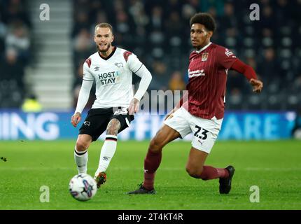 Joe Ward della contea di Derby (a sinistra) e William Hondermarck della città di Northampton combattono per il pallone durante la partita della Sky Bet League One a Pride Park, Derby. Data immagine: Martedì 31 ottobre 2023. Foto Stock