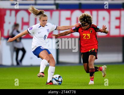 L'Inghilterra Georgia Stanway (a sinistra) e il belga Kassandra Missipo combattono per il pallone durante la partita del gruppo A1 della UEFA Women's Nations League al King Power al Den Dreef Stadium di Lovanio, Belgio. Data immagine: Martedì 31 ottobre 2023. Foto Stock