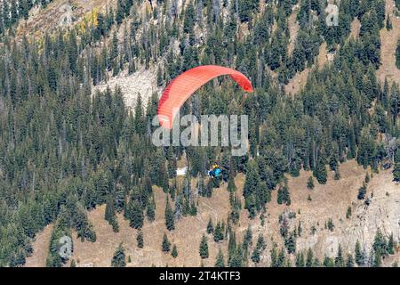 Parapendio in tandem sorvola il Grand Teton National Park dal Rendezvous Peak a Jackson Hole, Wyoming Foto Stock