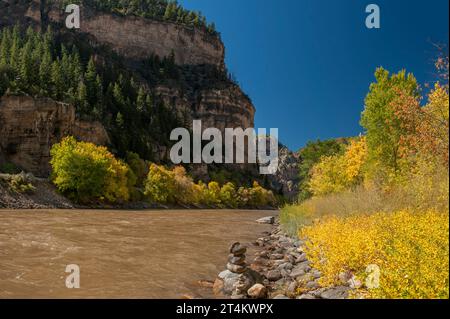 Il cuore del Glenwood Canyon del Colorado in autunno, nell'area di sosta di Grizzly Creek lungo l'Interstate 70. Foto Stock