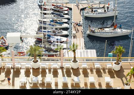 Monaco, Monte-Carlo, 29 settembre 2022: Vista dall'alto di molte barche a vela sono ormeggiate nel nuovo Yacht Club nelle giornate di sole, piscina sul tetto Foto Stock