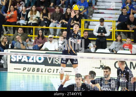 Verona, Italia. 28 ottobre 2023. Luca Spirito di Rana Verona a serve durante la partita tra Rana Verona e Valsa Group Modena, stagione regolare del Campionato Italiano di Volleball Superlega 2023/2024 al Pala AGSM-AIM il 28 ottobre 2023, Verona, Italia. Credito: Agenzia fotografica indipendente/Alamy Live News Foto Stock