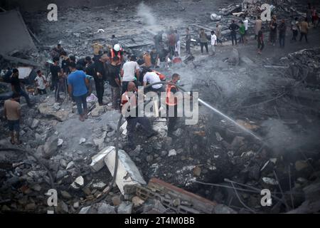 Gaza, Palestina. 31 ottobre 2023. I palestinesi conducono operazioni di ricerca e salvataggio sul sito degli scioperi israeliani in un edificio residenziale, nella Striscia di Gaza centrale. (Foto di Ahmed Zakot/SOPA Images/Sipa USA) credito: SIPA USA/Alamy Live News Foto Stock