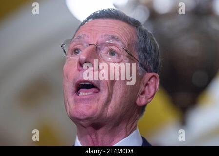 Il senatore degli Stati Uniti John Barrasso repubblicano del Wyoming parla ai media dopo il pranzo settimanale del Senato nel Campidoglio degli Stati Uniti a Washington, DC, martedì 31 ottobre 2023. Copyright: XAnnabellexGordonx/xCNPx/MediaPunchx credito: Imago/Alamy Live News Foto Stock