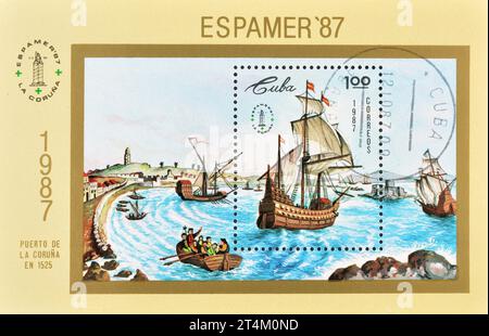 Foglio ricordo con francobollo annullato stampato da Cuba, che mostra Galleon nel porto di la Coruña (1525), 1 spagnolo-America, circa 1987. Foto Stock