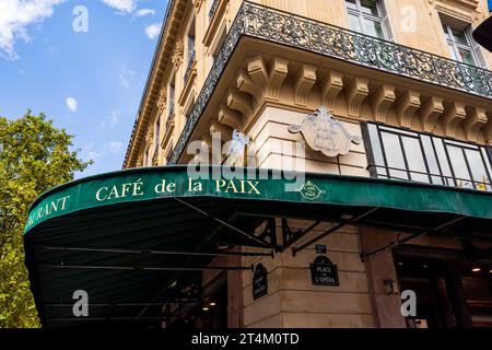 La facciata del Café de la Paix, famoso caffè e ristorante parigino in Place de l'Opéra, centro di Parigi, Francia Foto Stock