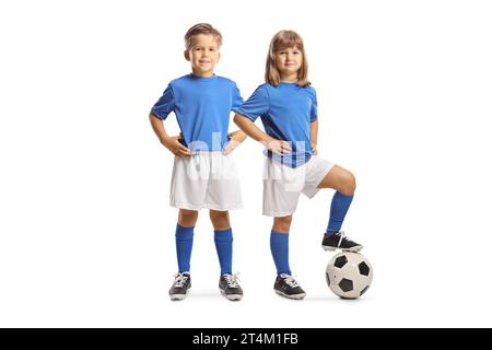 Ragazza e ragazzo in divisa da calcio in posa con una palla isolata su sfondo bianco Foto Stock