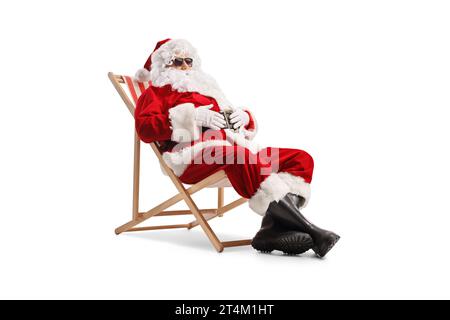 Babbo natale con occhiali da sole e seduto su una sedia a sdraio isolata su sfondo bianco Foto Stock