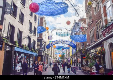 Londra, Regno Unito. 31 ottobre 2023. Le decorazioni invernali di quest'anno, a tema "Carnaby Universe", sono state svelate nell'iconica Carnaby Street. Credito: Vuk Valcic/Alamy Live News Foto Stock