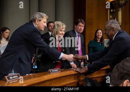 Washington, Stati Uniti d'America. 31 ottobre 2023. Washington, Stati Uniti d'America. 31 ottobre 2023. Segretario della difesa degli Stati Uniti Lloyd Austin III, a destra, stringe la mano al senatore John Kennedy, a sinistra, come senatori Cindy Hyde-Smith, e Bill Hagerty, giusto, guardate prima della testimonianza all'audizione del Comitato per gli stanziamenti del Senato sulla richiesta supplementare di sicurezza nazionale a Capitol Hill, 31 ottobre 2023 a Washington, DC Austin ha testimoniato sulla richiesta di finanziamenti di emergenza per Israele e Ucraina. Crediti: PO1 Alexander Kubitza/DOD/Alamy Live News Foto Stock