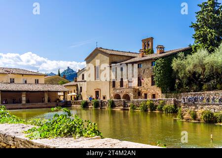 Piazza delle sorgenti e le antiche Terme nel paese bagno Vignoni, in Val d'Orcia in Toscana, provincia di Siena, Italia. Popolare per i suoi spr caldi Foto Stock