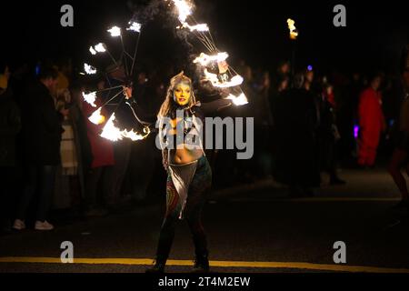 Edimburgo, Scozia, 31 ottobre 2023. Nella foto da sinistra a destra, persone all'evento credito: Brian D Anderson. Samhuinn è un tocco moderno di un'antica celebrazione celtica che segna la svolta del volante nella nuova stagione. Samhuinn riunisce una miriade di artisti volontari con giochi di fuoco, percussioni e costumi selvaggi all'Holyrood Park, segnando il passaggio dall'estate all'inverno Foto Stock