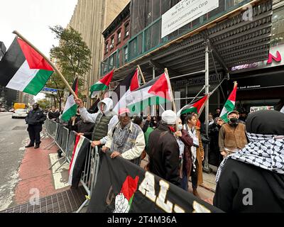 New York, Stati Uniti. 31 ottobre 2023. New York City, New York USA 10/31/23 i manifestanti palestinesi cantano all'angolo tra Second Avenue e East 44th Street a New York City, martedì 31 ottobre 2023. Crediti: Jennifer Graylock/Alamy Live News Foto Stock