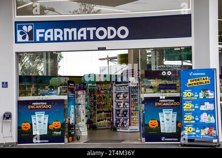 La Calera, Cundinamarca, Colombia - 21 ottobre 2023. Facciata della farmacia Farmatodo situata in alto de Patios sulla strada tra Bogotà e la CA Foto Stock