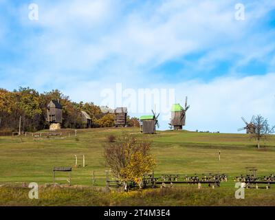 Mulini a vento tradizionali, mulini in Ucraina. Museo nazionale dell'architettura popolare e della vita dell'Ucraina. Pyrohiv, Kiev, Ucraina. Museo all'aperto, natura res Foto Stock