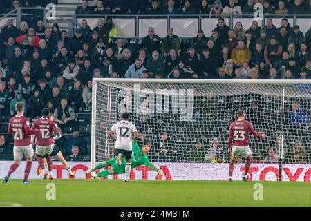 Derby, Regno Unito. 31 ottobre 2023: Max Bird del Derby County segna il suo primo gol nella partita contro il Northampton Town Foto Stock