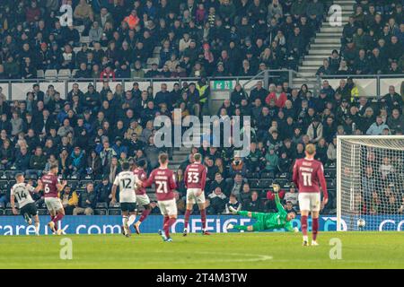 Derby, Regno Unito. 31 ottobre 2023. Il Derby County's Conor Washington segna il secondo gol del Derby Countys nella vittoria del 4-0 sul Northampton Town Foto Stock