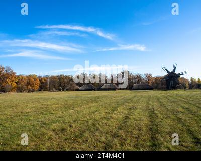 Mulini a vento tradizionali, mulini in Ucraina. Museo nazionale dell'architettura popolare e della vita dell'Ucraina. Pyrohiv, Kiev, Ucraina. Museo all'aperto, natura res Foto Stock