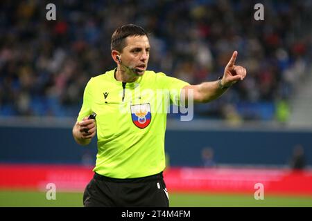 San Pietroburgo, Russia. 31 ottobre 2023. Pavel Kukuyan, Chief Arbiter visto in azione durante la partita di calcio della Coppa di Russia 2023/2024 tra Zenit San Pietroburgo e Krylia Sovetov Samara alla Gazprom Arena. La squadra dello Zenit FC ha vinto contro Krylia Sovetov con un punteggio finale di 1:0. Credito: SOPA Images Limited/Alamy Live News Foto Stock