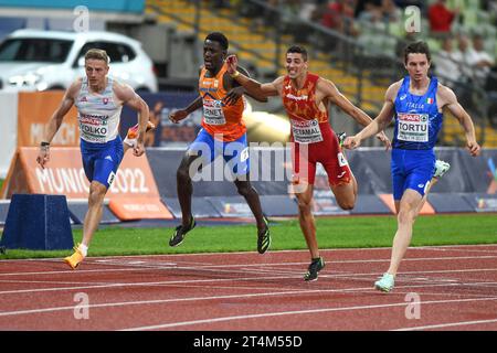 Jan Volko (Slovacchia), Taymir Burnet (Paesi Bassi), Pol Retamal (Spagna), Filippo Tortu (Italia). 200m in semifinale. Campionati europei di Monaco 2022 Foto Stock