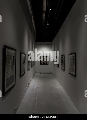 Bangkok, Tailandia. Feb - 06, 2022 : Fotografia esposta su parete bianca nella sala espositiva della galleria d'arte. Concetto di arte in fotografia. Nessuna messa a fuoco, Foto Stock