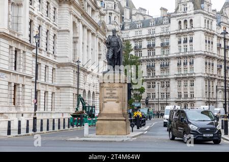 Spencer Compton Cavendish, VIII duca di Devonshire, statua a Whitehall, in stile Lord Cavendish di Keighley, Westminster, Londra, Regno Unito Foto Stock