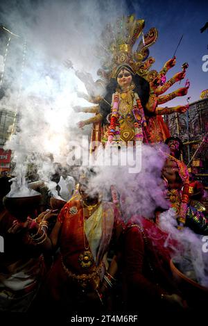 Kolkata, India. 25 ottobre 2023. I devoti indù eseguono dhunuchi dance in occasione dell'immersione Durga Puja. Durga Puja, un festival annuale che segna la vittoria del bene sul male, è celebrato dagli indù in tutta l'India e all'estero. E' un'occasione di grande entusiasmo e festa per gli indù. L'ultimo giorno, il giorno di Bhashan o Vijoya Dashami immagini e idoli sono immersi nell'acqua. (Immagine di credito: © Avishek Das/SOPA Images via ZUMA Press Wire) SOLO USO EDITORIALE! Non per USO commerciale! Foto Stock