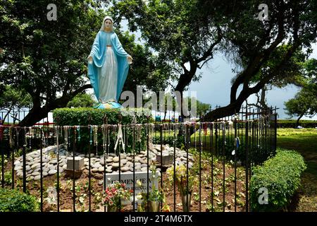 Statua della Vergine Maria Malecón a Cisneros sulle scogliere di Miraflores, Lima, Perù. Foto Stock