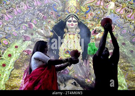 Kolkata, India. 25 ottobre 2023. I devoti indù eseguono dhunuchi dance in occasione dell'immersione Durga Puja. Durga Puja, un festival annuale che segna la vittoria del bene sul male, è celebrato dagli indù in tutta l'India e all'estero. E' un'occasione di grande entusiasmo e festa per gli indù. L'ultimo giorno, il giorno di Bhashan o Vijoya Dashami immagini e idoli sono immersi nell'acqua. (Immagine di credito: © Avishek Das/SOPA Images via ZUMA Press Wire) SOLO USO EDITORIALE! Non per USO commerciale! Foto Stock